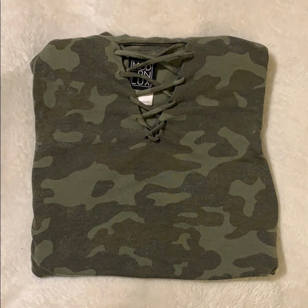 TGT | CAMO V-NECK DETAIL T-SHIRT